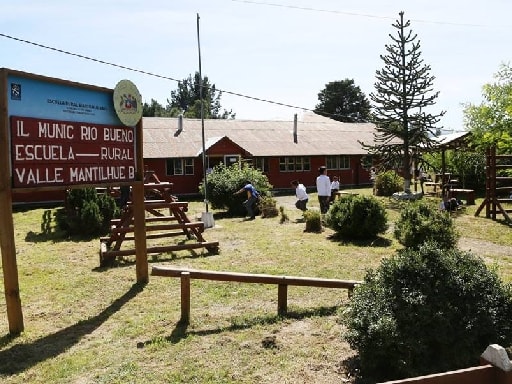 ESCUELA RURAL VALLE MANTILHUE BAJO