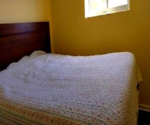 <p>Cama 2 plazas, respaldo y velador</p>