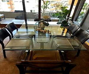 Mesa de comedor madera vidrio y cuero