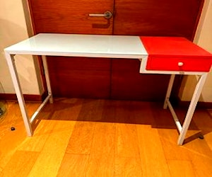 El escritorio metálico blanco con rojo