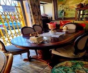 <p>Juego de comedor 6 sillas antiguo muy lindo</p>