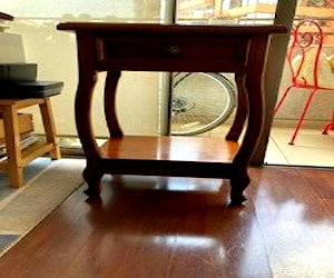 <p>Mesa de arrimo madera color café</p>