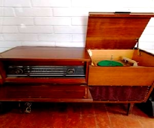 <p>Mueble Radio Toca discos SABA</p>