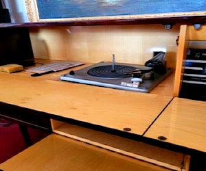 <p>Mueble Tocadiscos con Radio Philipps</p>