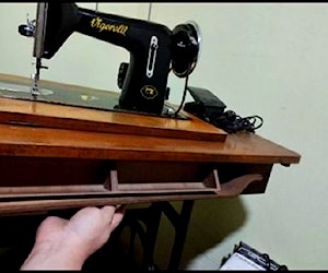 <p>Maquina de coser antigua</p>