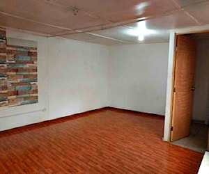 <p>Pieza grande con baño independiente</p>