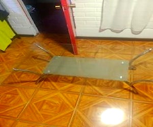 Mesa de vidrio con patas de metal 