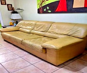 <p>Sofa 3 cuerpos ,de cuero ,color mostaza claro</p>