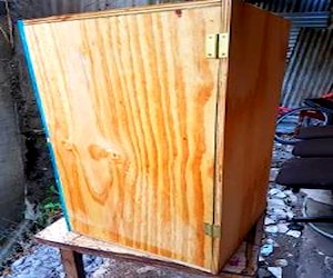 Caja madera barnizada tiene para colocarle candado