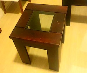 <p>Mesa se centro y lateral de madera color chocolate</p>