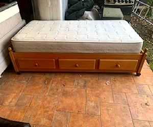 Cama de madera raulí con cajones y colchón