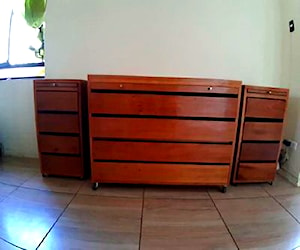 <p>Set de dormitorio en madera</p>