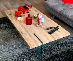 <p>Mesa de centro con patas soporte de vidrio</p>