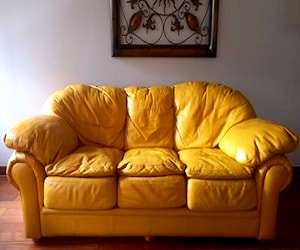 <p>Sofa 100% cuero amarillo palido</p>