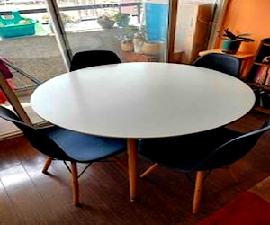 <p>Mesa redonda "eames" y 4 sillas (usada)</p>