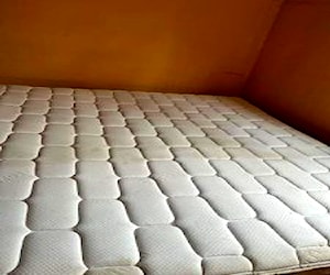 <p>Cama King Size (Base más colchón y almohadas)</p>