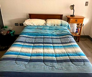 <p>Vendo marco de cama de madera, plaza y media</p>