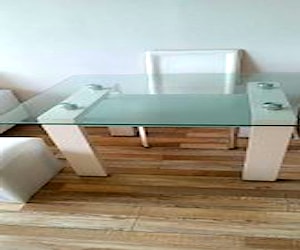 <p>Mesa comedor de vidrio con sillas</p>