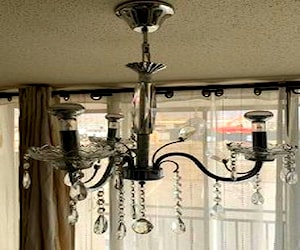 <p>Candelabros y cama</p>