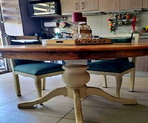 <p>Mesa de comedor antiguo con extensión</p>