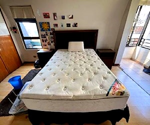 <p>Cama con respaldo y veladores</p>