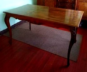 <p>Mesa de comedor de madera</p>