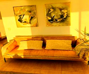 <p>Sofá cuero beige con toques de lino</p>