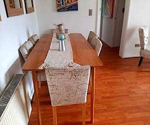 <p>Comedor de madera con 6 sillas</p>