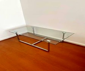 <p>Mesa Baja de Vidrio grueso y base metalica solida</p>