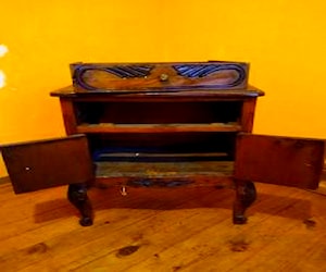 <p>Lindo velador antiguo madera</p>