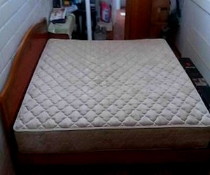 <p>Cama matrimonial con muebles (paquete completo}</p>