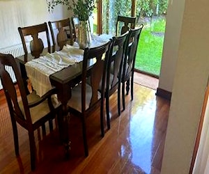 Juego comedor madera con 6 sillas y 2 sitiales