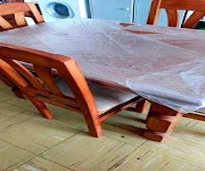 <p>Comedor rustico con 4 sillas</p>