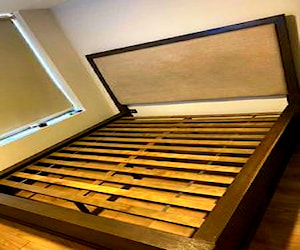 <p>Cama king usada de madera sólida en buen estado</p>