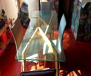 Comedor de vidrio, 4 sillas de metal