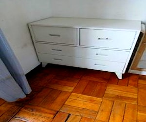 <p>CÓMODA de madera 3 cajones una puerta</p>