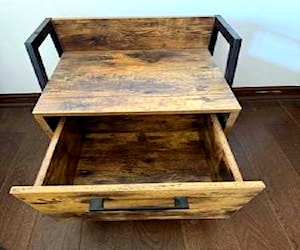 Mesa de madera con cajón