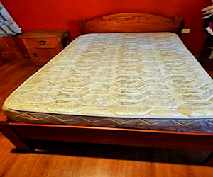 <p>Cama y velador</p>