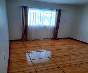 <p>Arriendo amplias piezas a Universitarias, UA, UST</p>