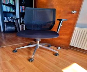 <p>Silla de escritorio poco uso</p>