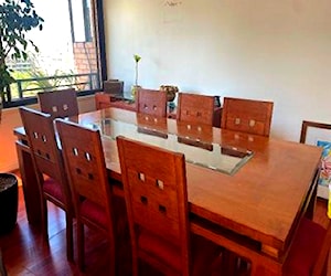 Comedor de madera con 8 sillas. Buen estado 