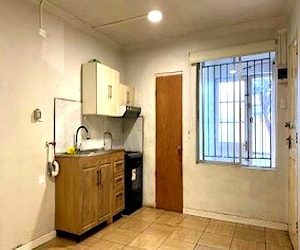 <p>2 Ambientes - Baño y Cocina Full - Jardín - Metro</p>