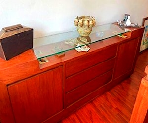 <p>Arrimo, buffet de madera con vidrio. Buen estado</p>