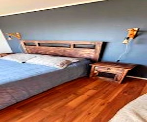 <p>Cama matrimonial dos plazas con respaldo y velador</p>