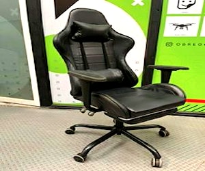 <p>Silla gamer negra de cuero</p>