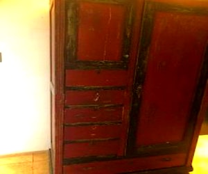 Mueble artesanal rojo