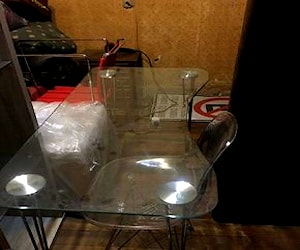 <p>Escritorio y silla transparente</p>