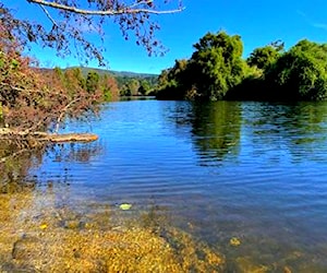 Casa en parcela con borde de río