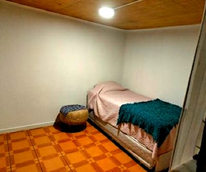 <p>Se arrienda pieza con cama</p> image