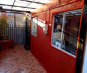 Casa 2 pisos con local comercial